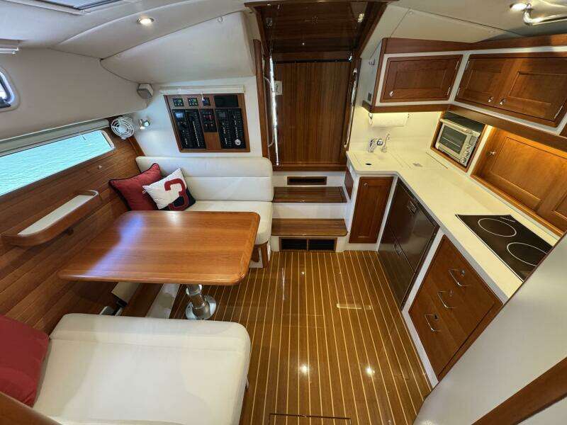 Jewel 43ft MJM Yacht For Sale