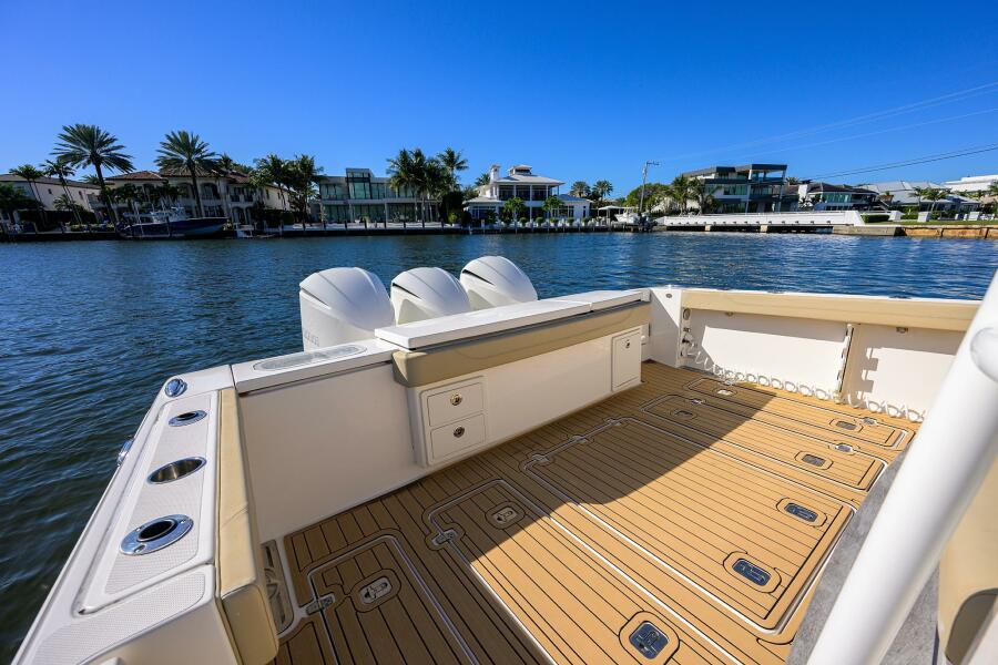 40' 2018 Pursuit S 408