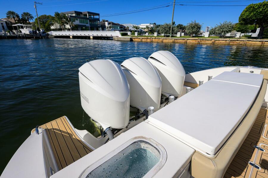 40' 2018 Pursuit S 408