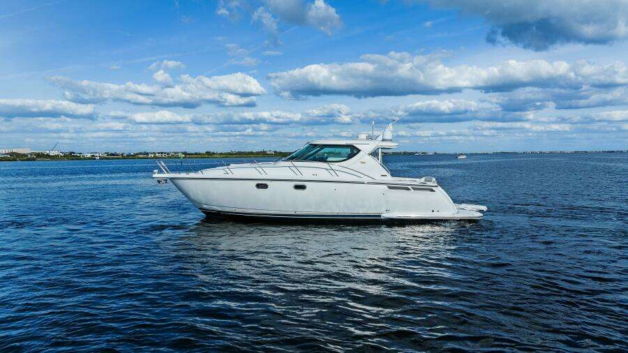 007 Tiara Yachts 4300 Sovran - Profile