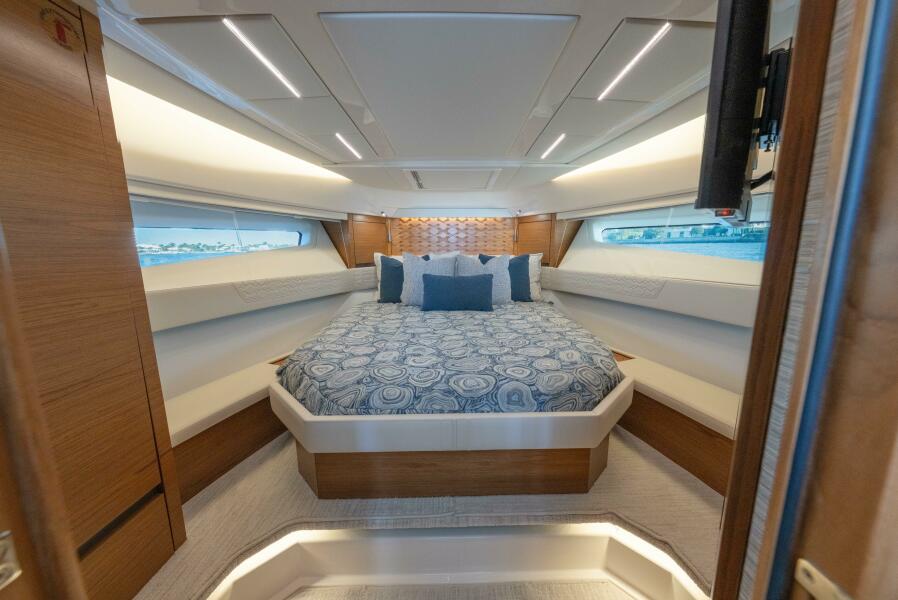 43' 2025 Tiara Yachts 43 LE