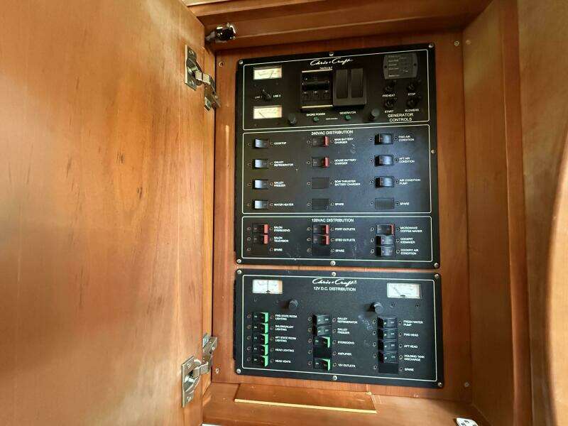 Blue Delft 40ft Chris Craft Yacht For Sale