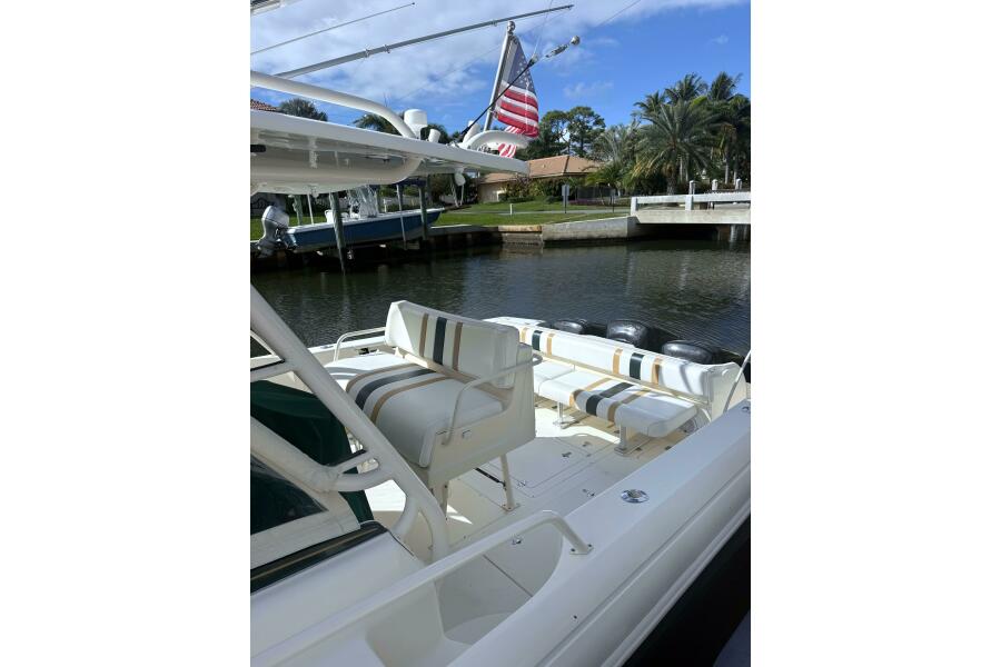 37' 2004 Intrepid 377 Walkaround