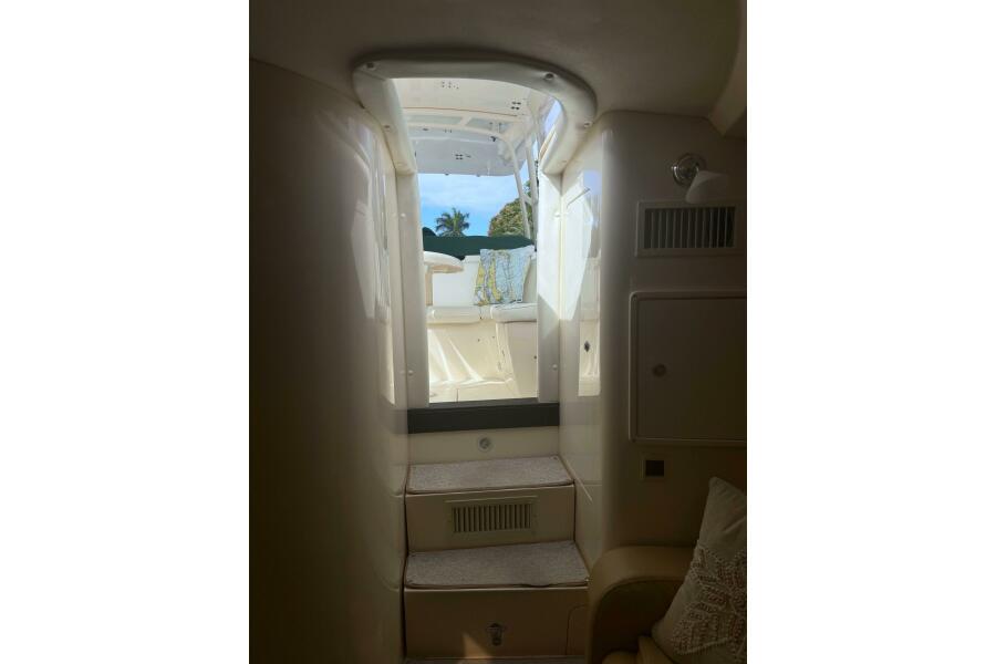 37' 2004 Intrepid 377 Walkaround