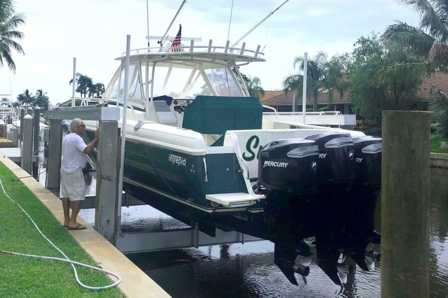 37' 2004 Intrepid 377 Walkaround