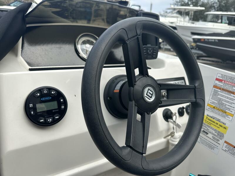 17' 2023 Bayliner M17