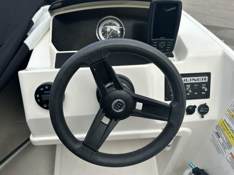 17' 2023 Bayliner M17