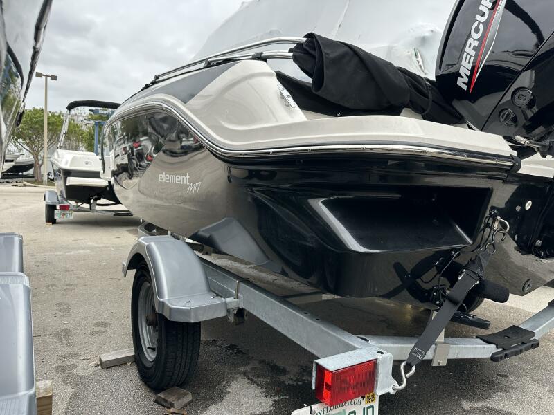 17' 2023 Bayliner M17