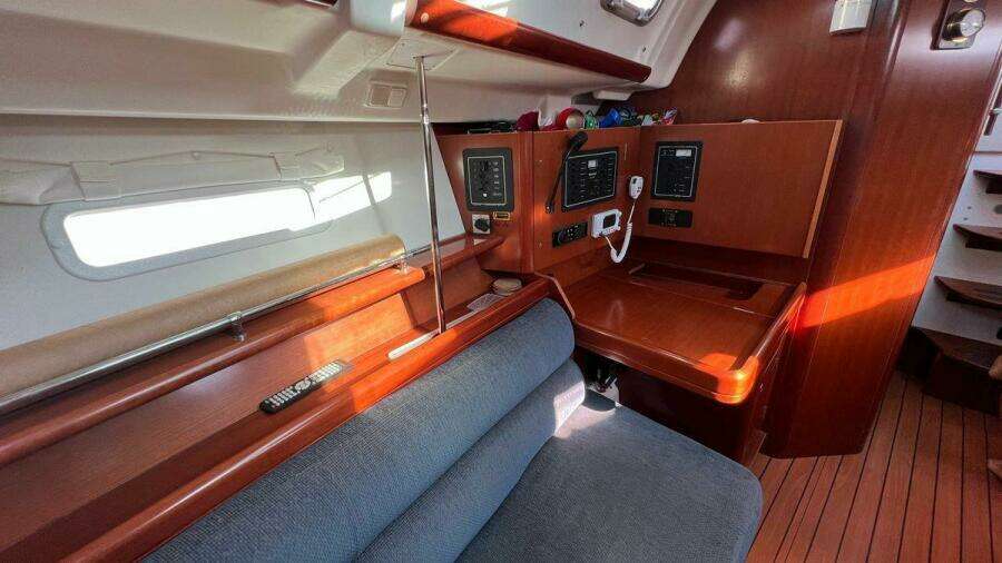 Attitude Indicator 36ft Beneteau Yacht For Sale