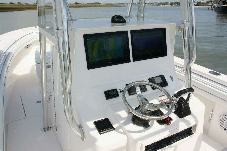 32 Contender 32ST- Helm