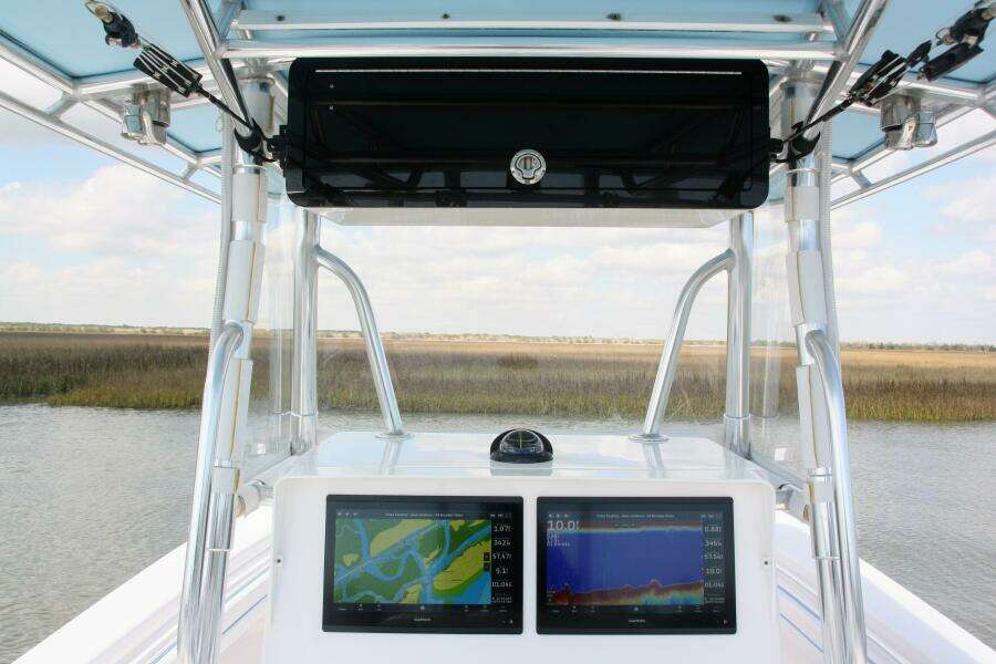 32 Contender 32ST- Helm