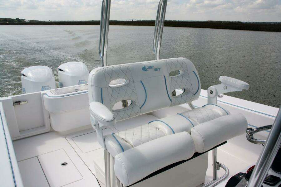 32 Contender 32ST- Cockpit 