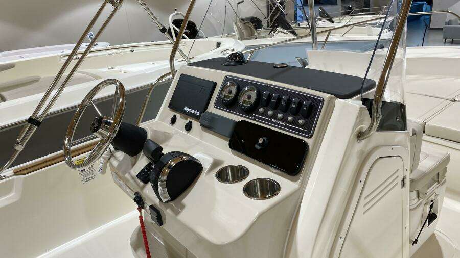 21ft Boston Whaler Yacht For Sale