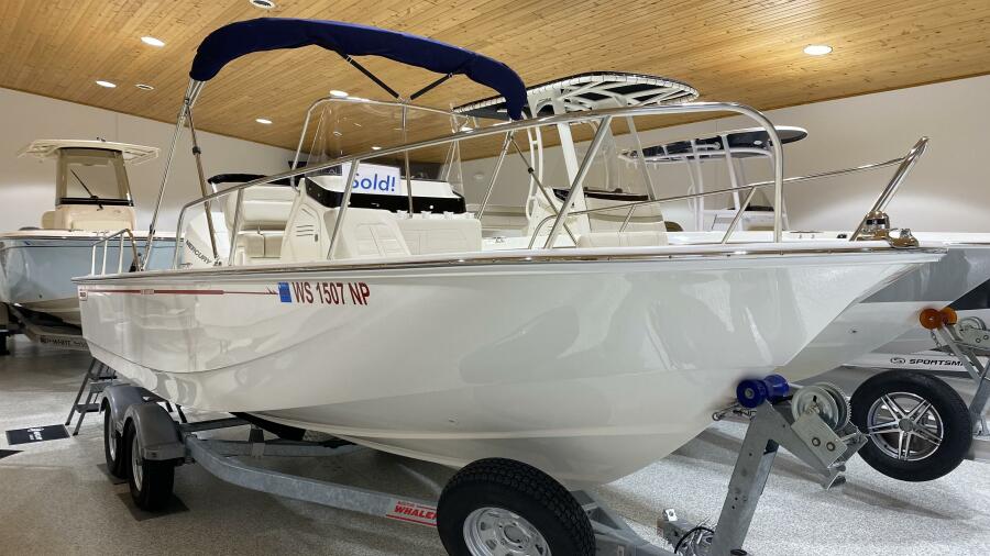 21' 2022 Boston Whaler 