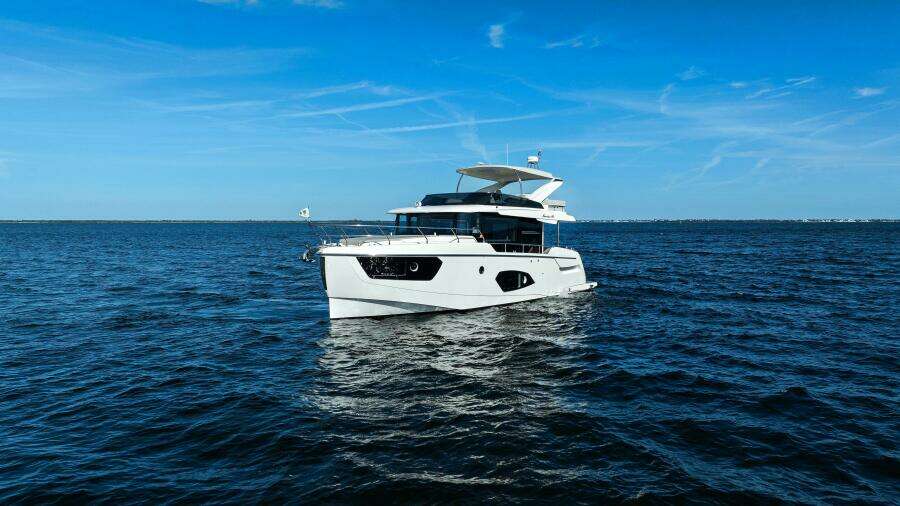2025 Absolute 48 Navetta - Profile