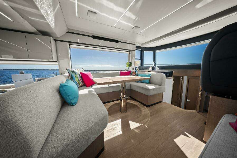 2025 Absolute 48 Navetta - Salon