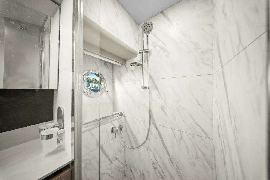 2025 Absolute 48 Navetta - Head