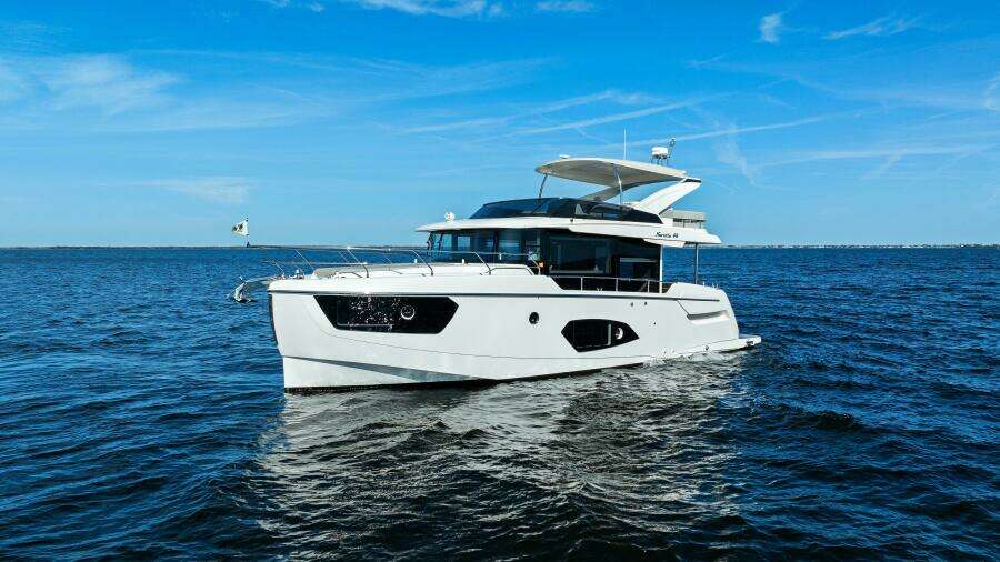 2025 Absolute 48 Navetta - Profile
