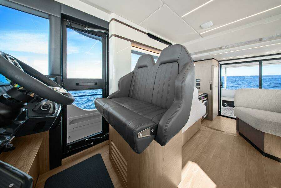 2025 Absolute 48 Navetta - Helm/Electronics 