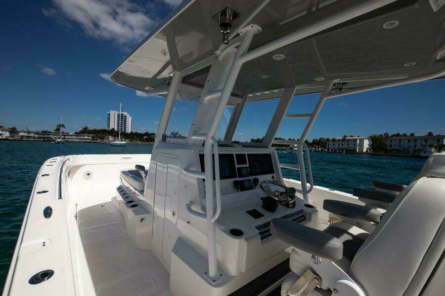 Invincible 35 Emanon - Exterior Helm