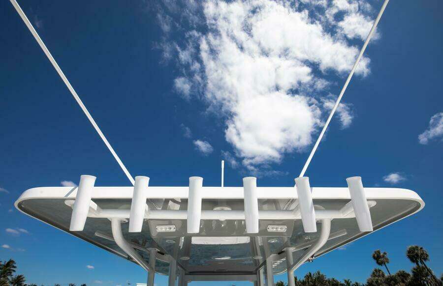 Invincible 35 Emanon - Exterior Cockpit