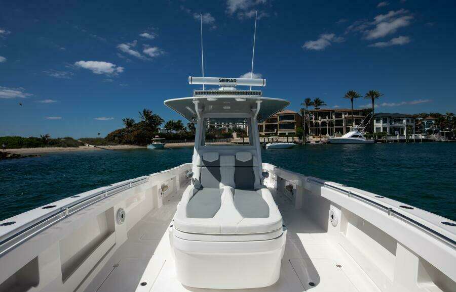 Invincible 35 Emanon - Exterior Bow