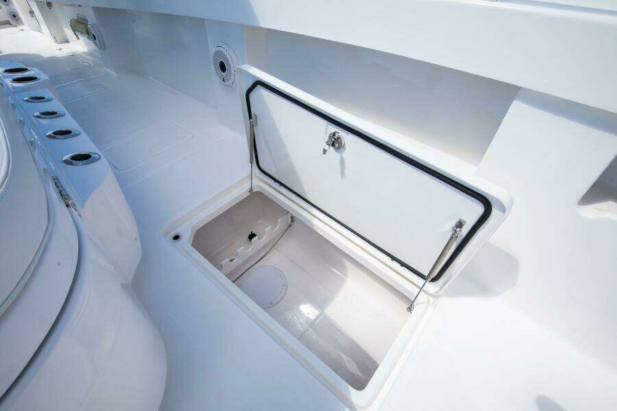 Invincible 35 Emanon - Exterior Cockpit