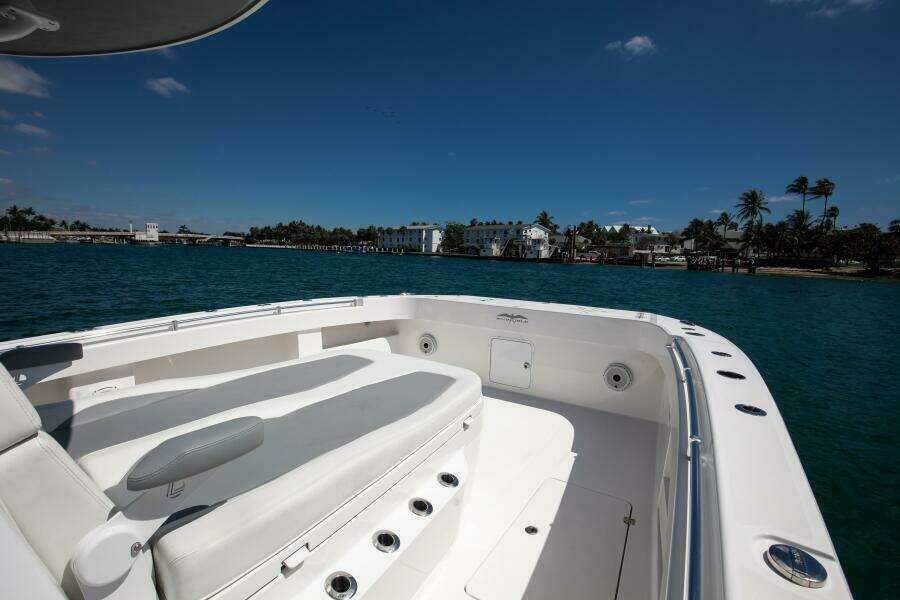 Invincible 35 Emanon - Exterior Bow