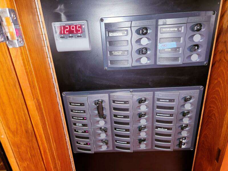 Delphina 55ft Waterline Yacht For Sale