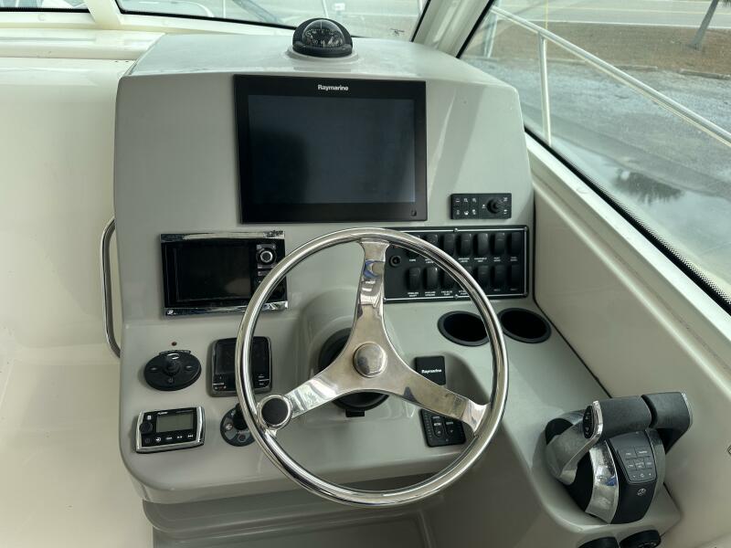 31' 2016 Boston Whaler 315 Conquest