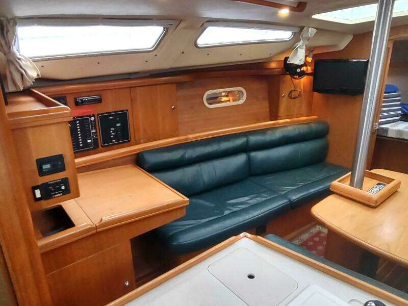 VELELLA 35ft Hunter Yacht For Sale