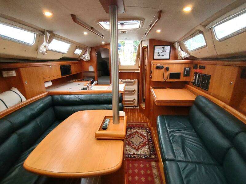 VELELLA 35ft Hunter Yacht For Sale