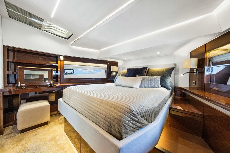 63' 2019 Prestige 630 Flybridge