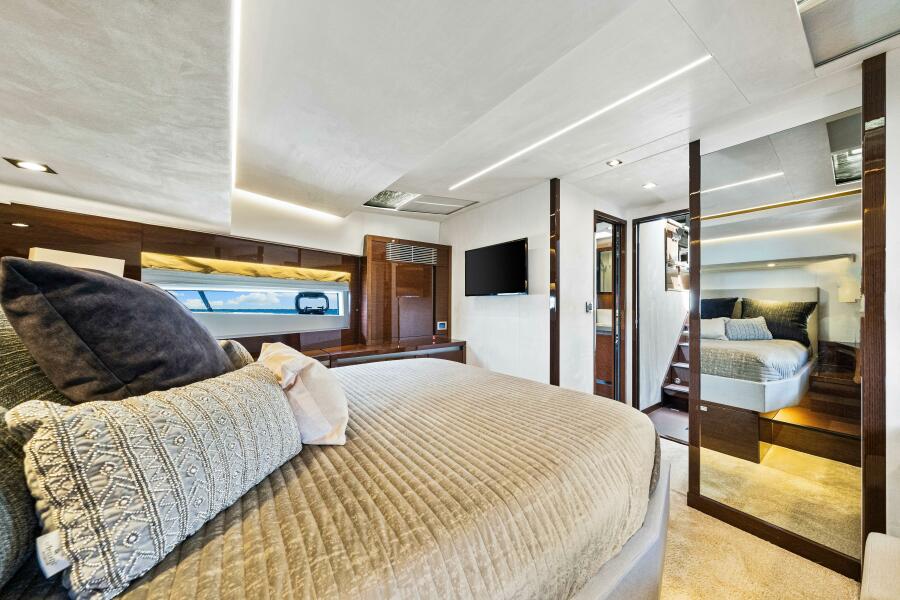 63' 2019 Prestige 630 Flybridge