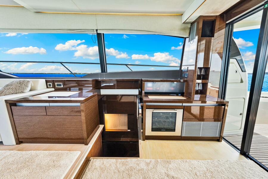 63' 2019 Prestige 630 Flybridge