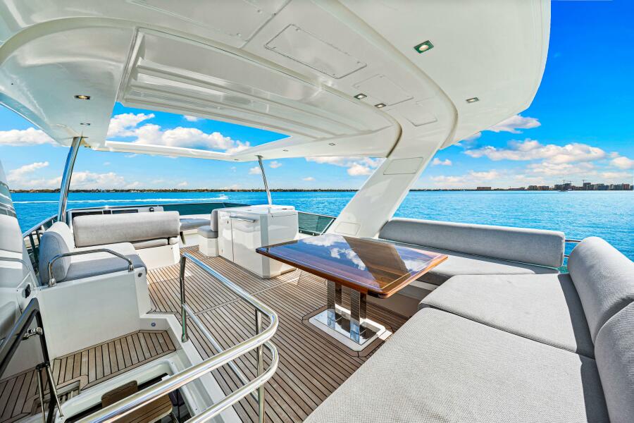 63' 2019 Prestige 630 Flybridge