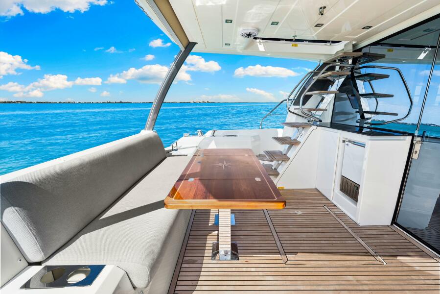 63' 2019 Prestige 630 Flybridge