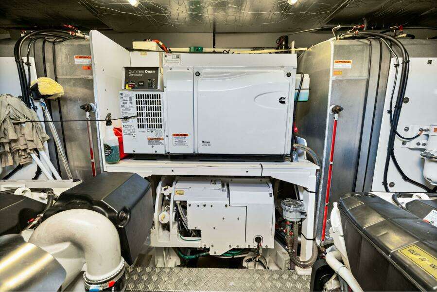 2019 Prestige 630 Flybridge - Engine Room