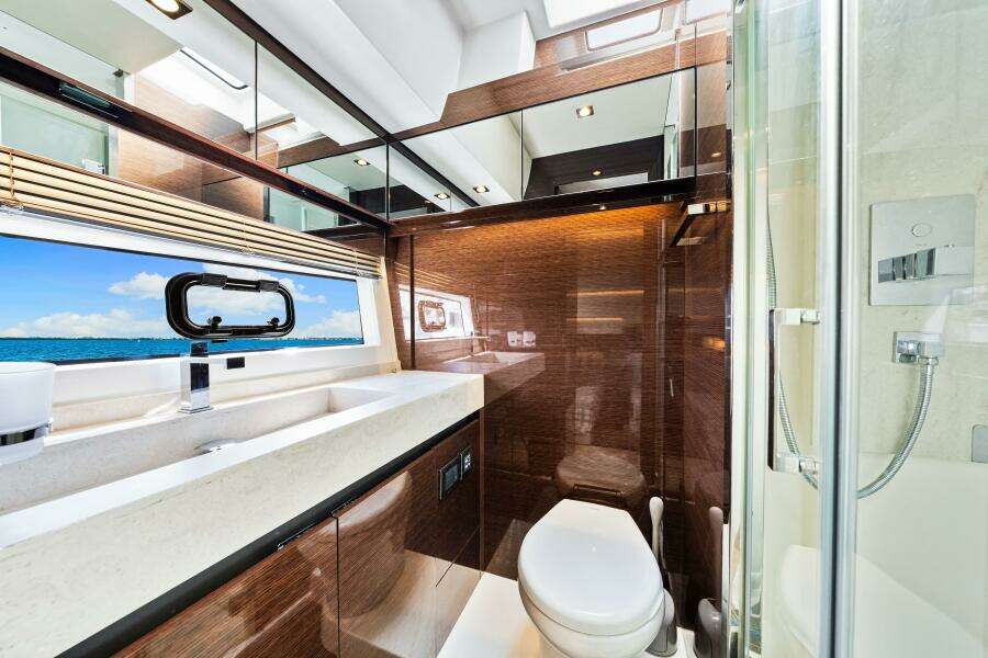 2019 Prestige 630 Flybridge - Head 