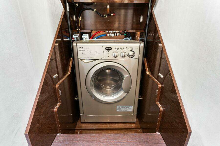 2019 Prestige 630 Flybridge - Washer