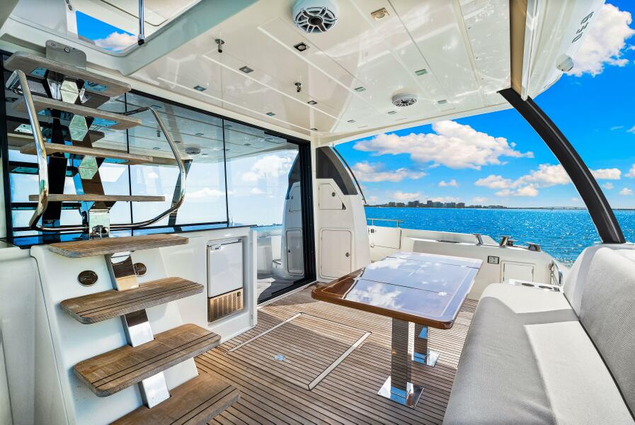 63' 2019 Prestige 630 Flybridge