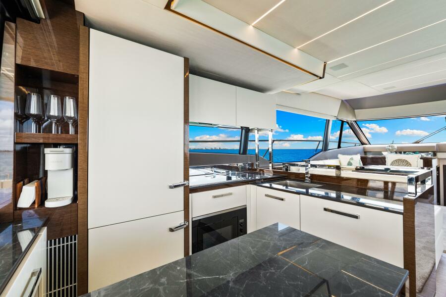 63' 2019 Prestige 630 Flybridge