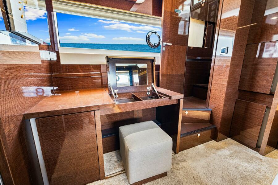 63' 2019 Prestige 630 Flybridge
