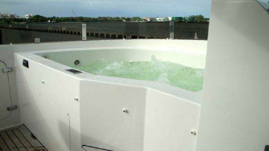 WHISTLE 76ft Lazzara Yachts Yacht For Sale