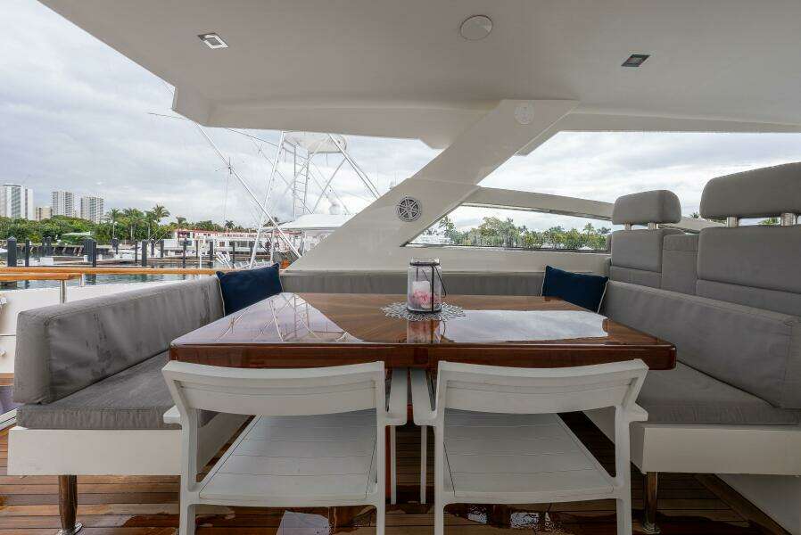 WHISTLE 76ft Lazzara Yachts Yacht For Sale