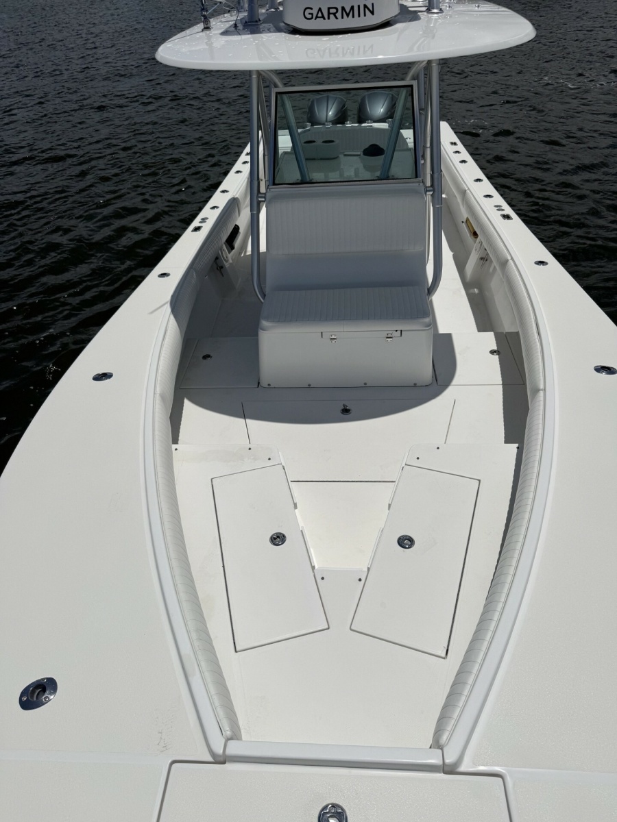 32' 2006 Regulator 32 Center Console