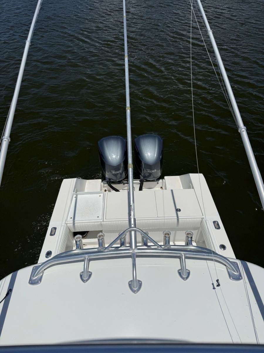 32' 2006 Regulator 32 Center Console