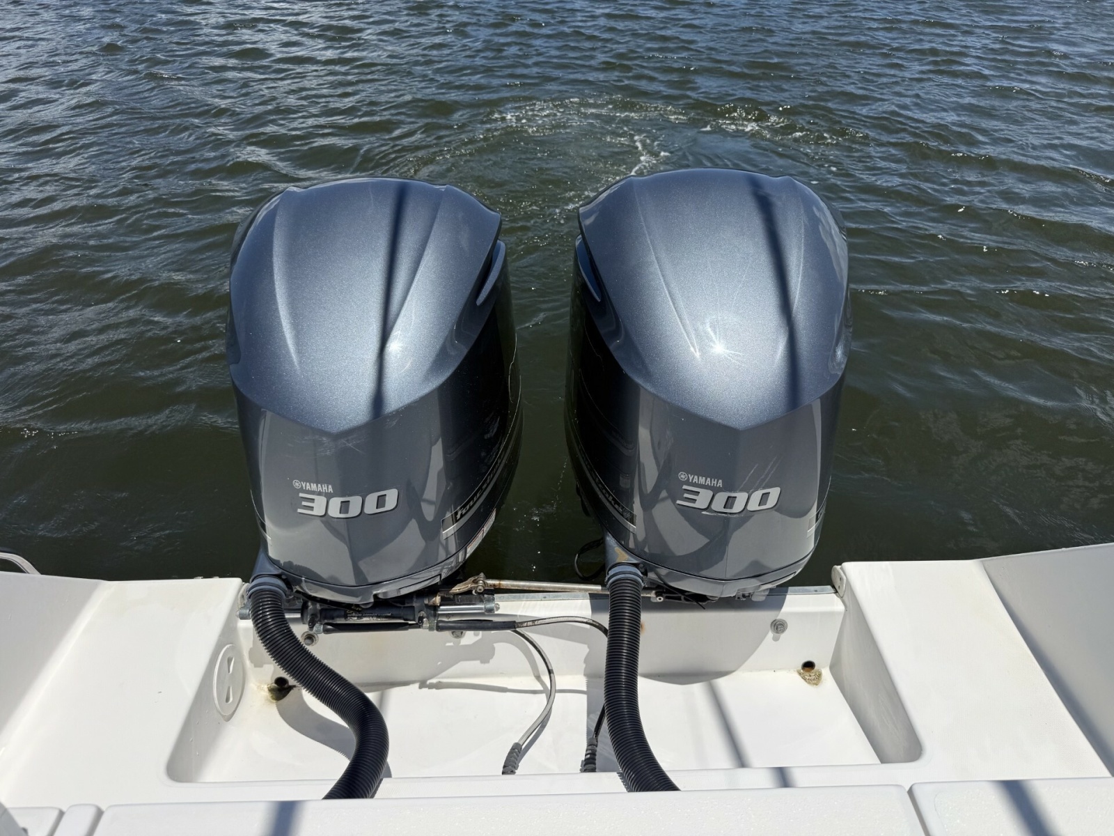 32' 2006 Regulator 32 Center Console