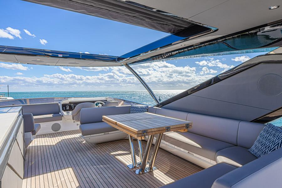 88' 2025 Sunseeker 