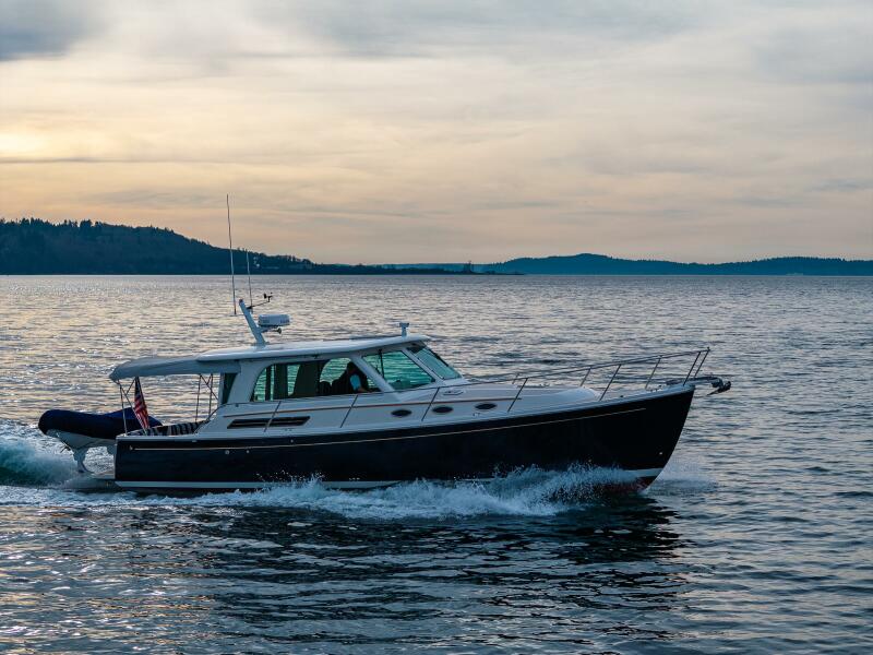 37' 2010 Back Cove 37